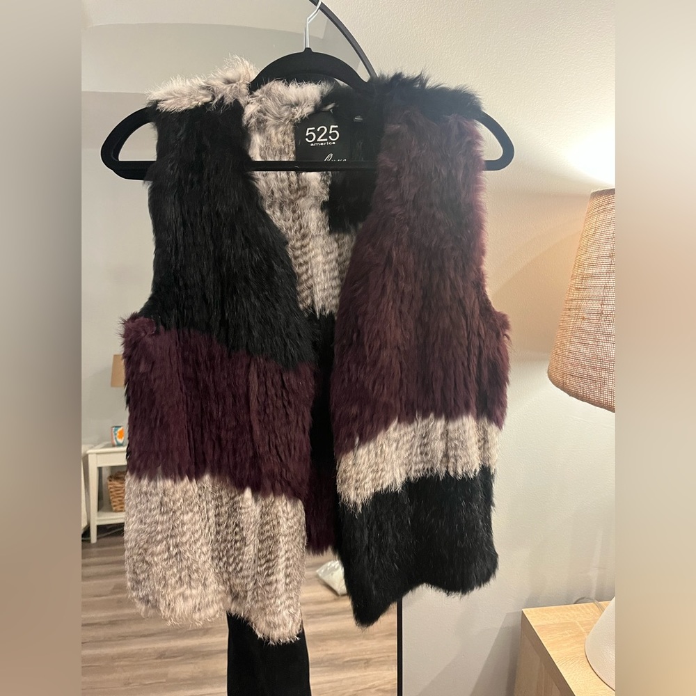Fur vest. Never worn. Perfect condition. Size small